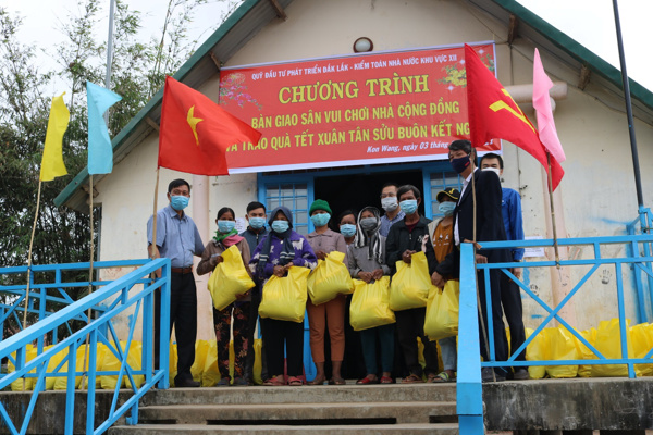 CHƯƠNG TRÌNH BÀN GIAO SÂN VUI CHƠI NHÀ CỘNG ĐỒNG  VÀ TỔ CHỨC TẶNG QUÀ CHO CÁC GIA ĐÌNH KHÓ KHĂN NHÂN DỊP TẾT NGUYÊN ĐÁN TÂN SỬU NĂM 2021