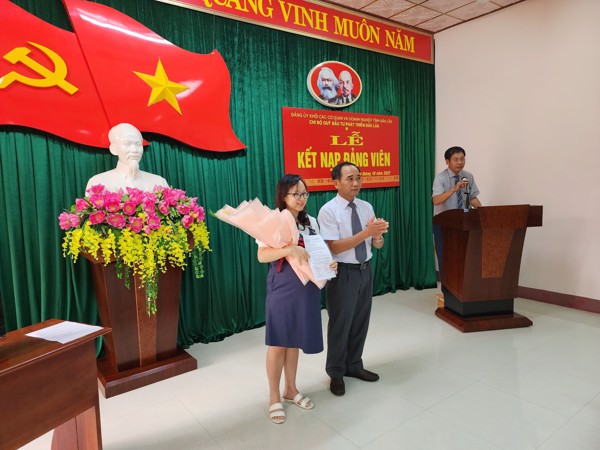 Chi bộ Quỹ Đầu tư phát triển Đắk Lắk tổ chức Lễ kết nạp đảng viên