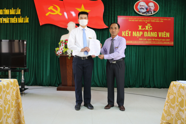 Chi bộ Quỹ Đầu tư phát triển Đắk Lắk tổ chức Lễ kết nạp đảng viên