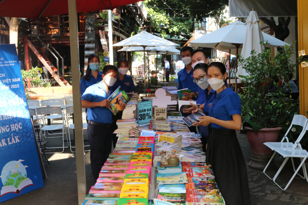 Chi đoàn Quỹ Đầu tư phát triển Đắk Lắk hưởng ứng hoạt động kỷ niệm Ngày Sách và Văn hóa đọc Việt Nam