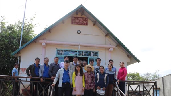 Quỹ Đầu tư phát triển Đắk Lắk đến thăm, chúc tết và tặng quà cho bà con nghèo Buôn kết nghĩa 